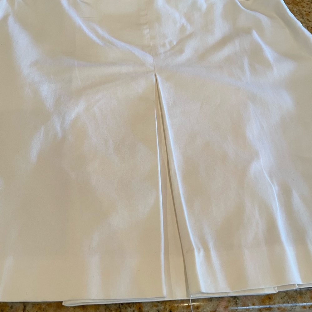 New ladies skirt. White size 14